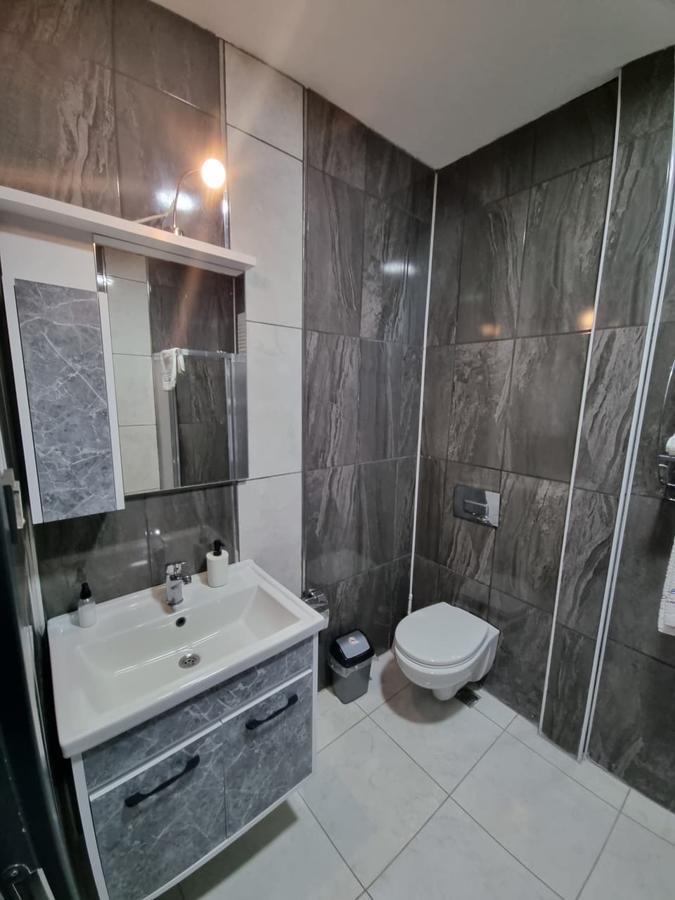 Deluxe Room, City View | Bathroom | Shower, rainfall showerhead, hair dryer, towels