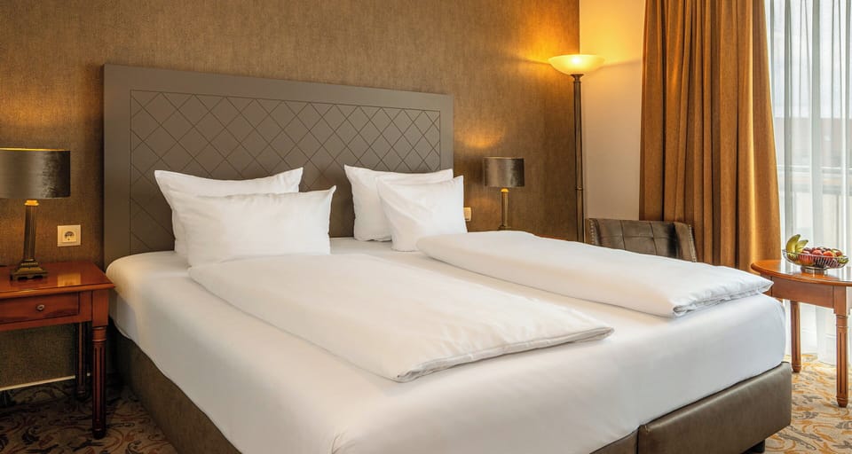 Junior-Suite | Hypo-allergenic bedding, in-room safe, desk, blackout drapes