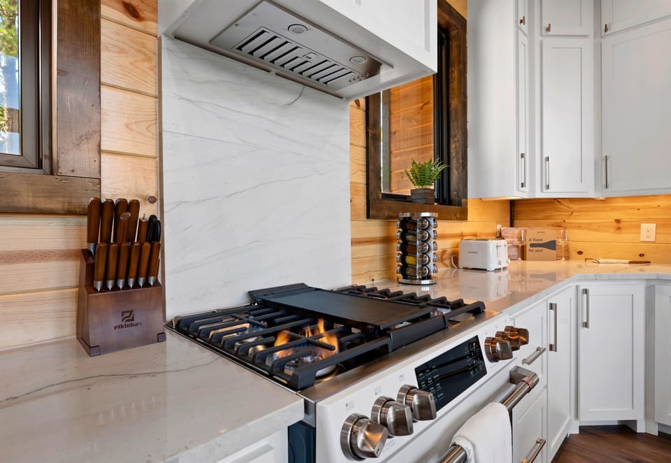 Cook up a storm with this modern stove and handy knife set, perfectly placed for all your culinary needs.