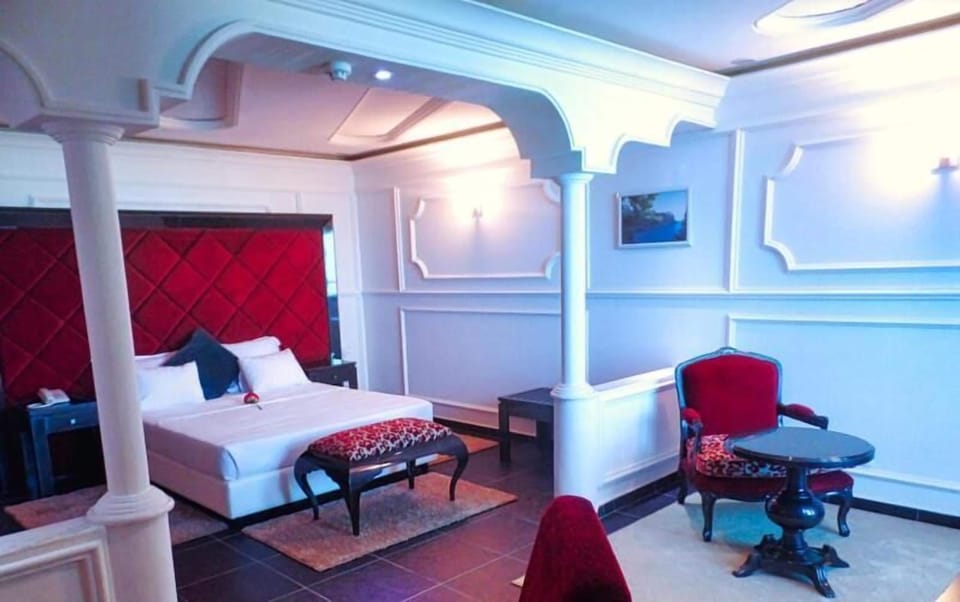 Premium bedding, minibar, laptop workspace, cribs (free)