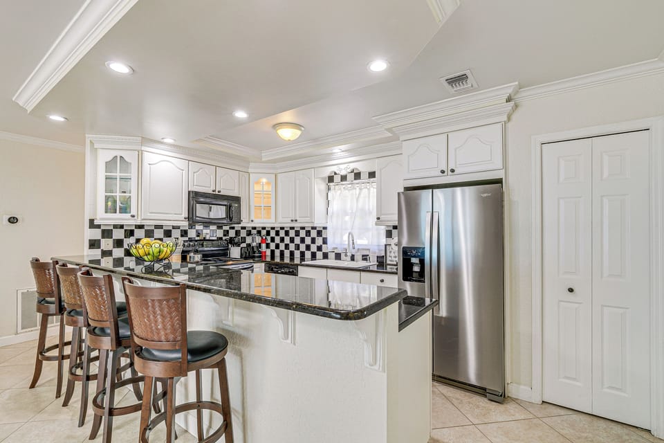 Kitchen | Central Air Conditioning | Free WiFi