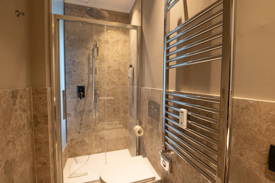 Deluxe Double Room, City View (101) | Bathroom | Shower, hair dryer, slippers, bidet