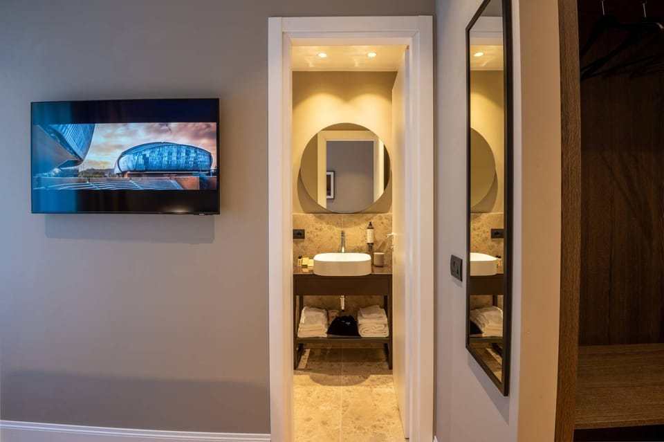 Deluxe Double Room, City View (101) | Minibar, in-room safe, desk, laptop workspace