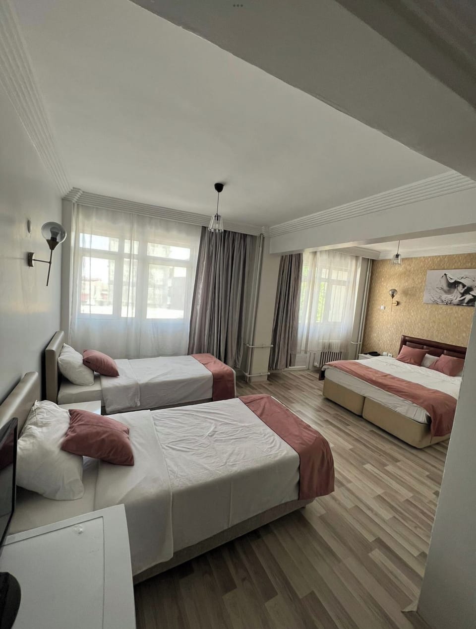 Comfort Suite | In-room safe, desk, laptop workspace, blackout drapes
