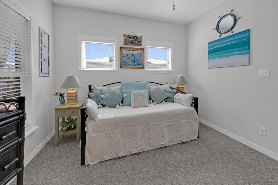House, Multiple Beds (Aventon) | Interior