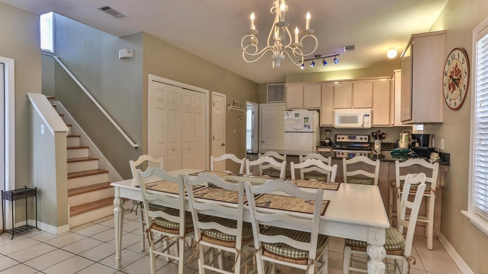 House, Multiple Beds (Biglows Bungalow) | Dining