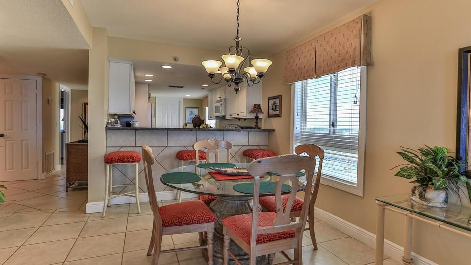 Condo, Multiple Beds, Ocean View (Destin Towers 111) | Dining