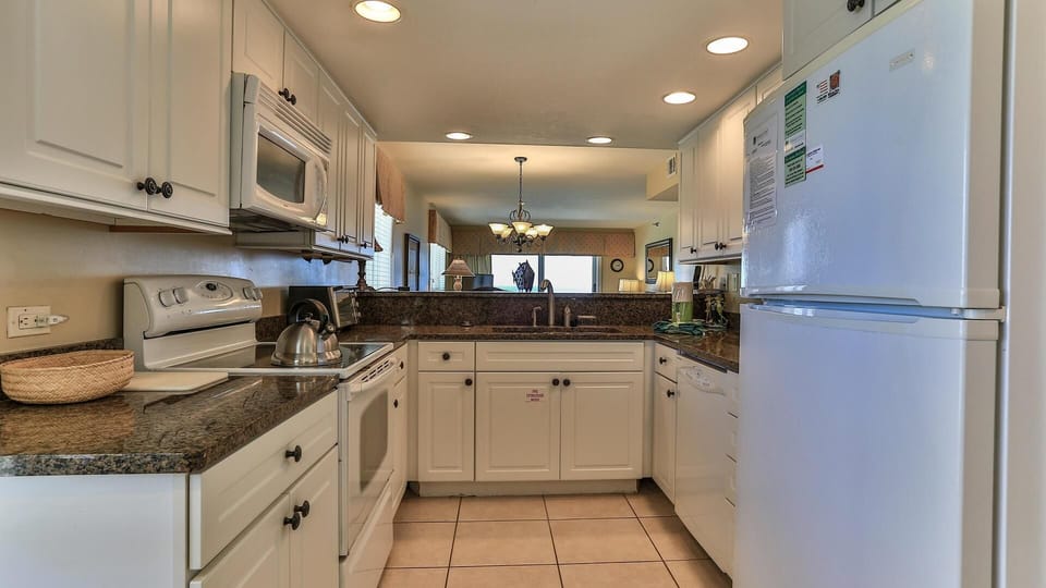 Condo, Multiple Beds, Ocean View (Destin Towers 111) | Private kitchen | Oven, toaster