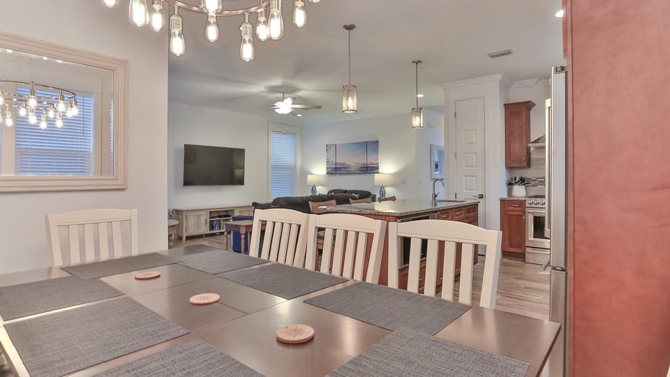 House, Multiple Beds (Hook, Wine, and Sinker) | Dining