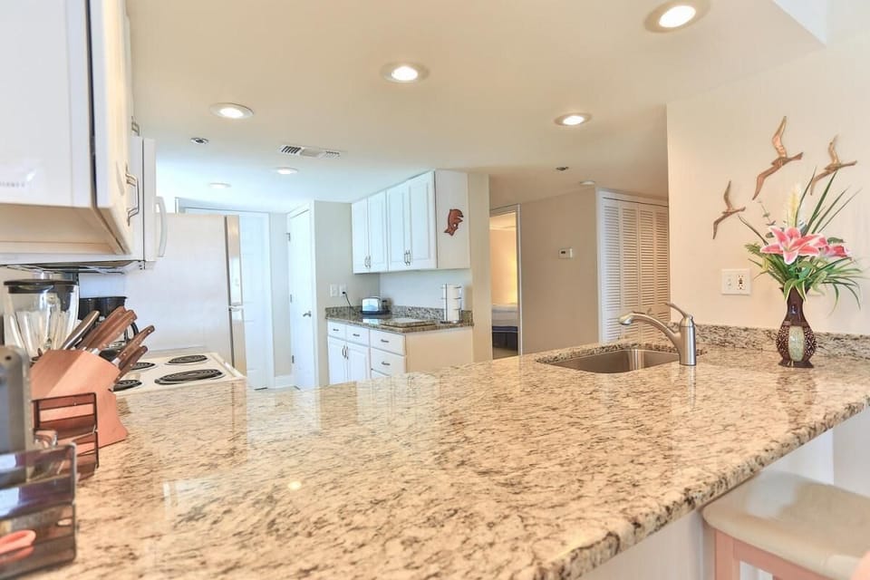 Condo, Multiple Beds, Ocean View (Destin Towers 143) | Private kitchen | Oven, toaster