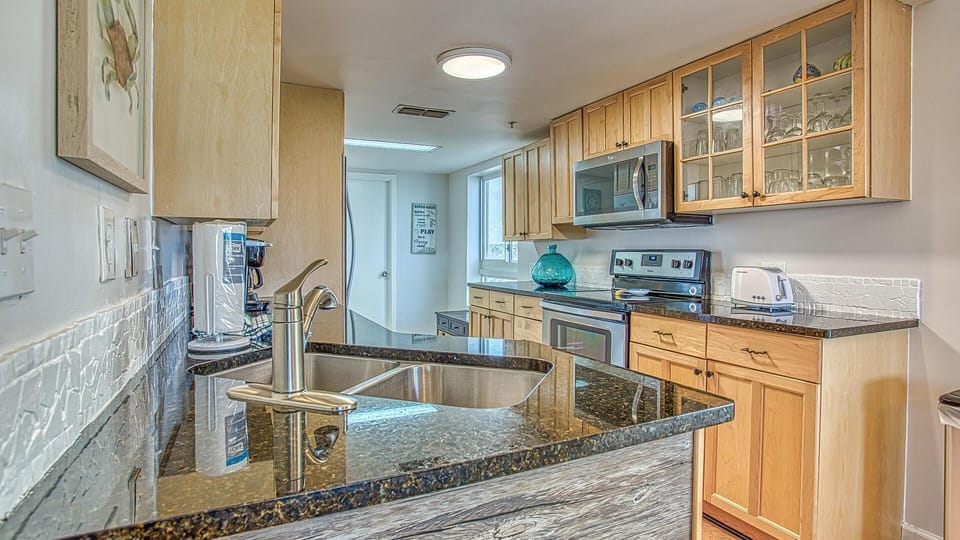 Condo, Multiple Beds, Ocean View (Destin Towers 31) | Private kitchen | Oven, toaster