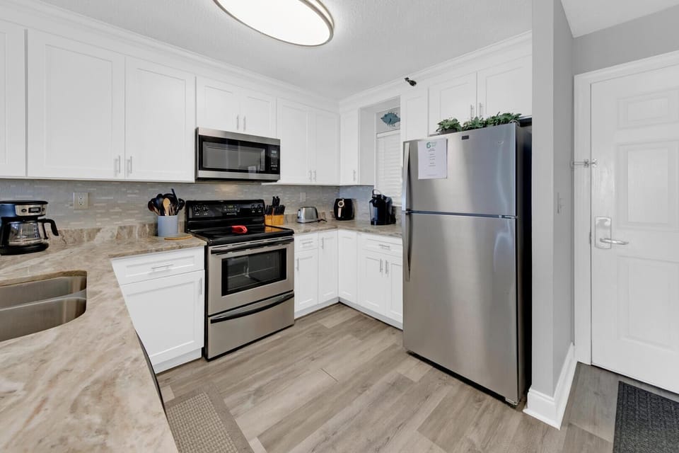 Condo, Multiple Beds, Ocean View (Destin on the Gulf 404) | Private kitchen | Oven, toaster