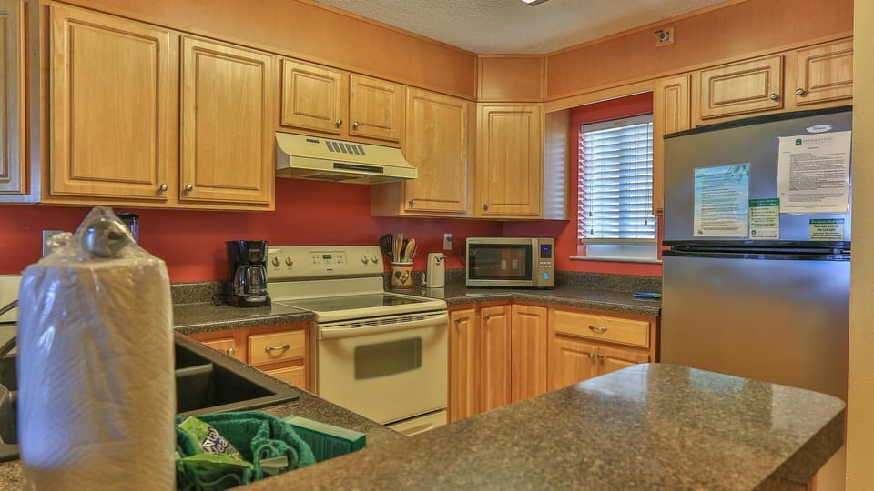 Condo, Multiple Beds (Destin on the Gulf 503) | Private kitchen | Oven, toaster