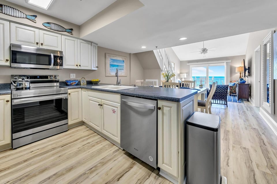 Condo, Multiple Beds (Commodores Retreat 402) | Private kitchen | Oven, toaster