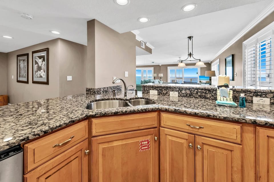 Condo, Multiple Beds, Ocean View (Destin Towers 93) | Interior