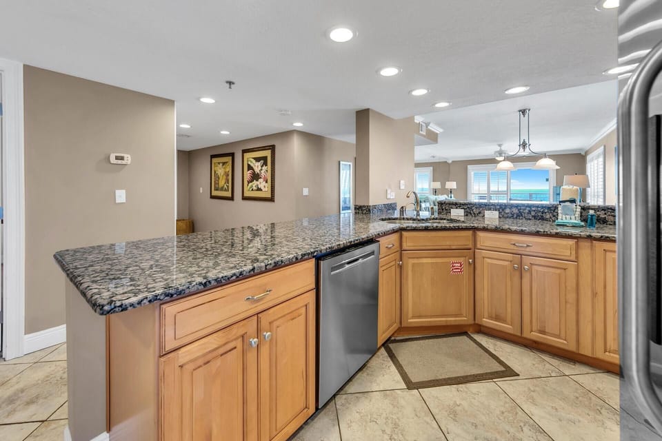 Condo, Multiple Beds, Ocean View (Destin Towers 93) | Private kitchen | Oven, toaster