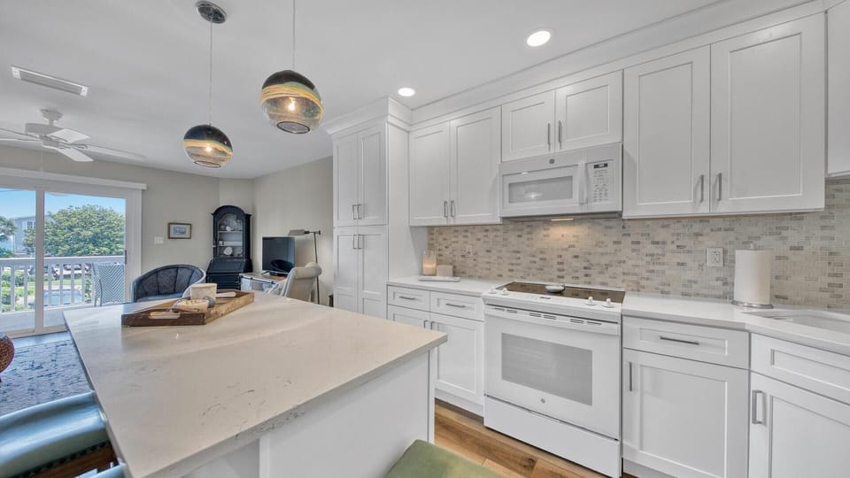 Condo, Multiple Beds, Courtyard View (Seahaunts 6A) | Private kitchen | Oven, toaster