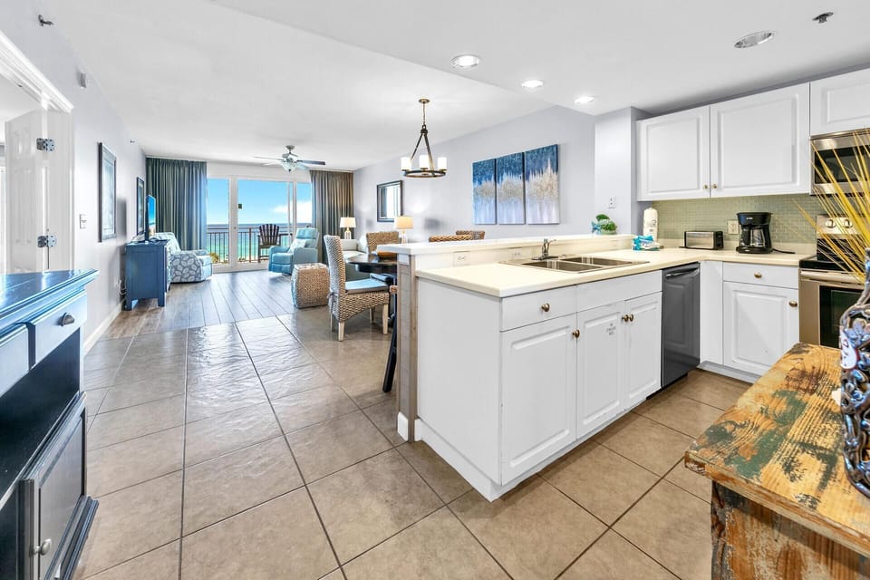 Condo, Multiple Beds, Ocean View (Sterling Shores 609) | Interior