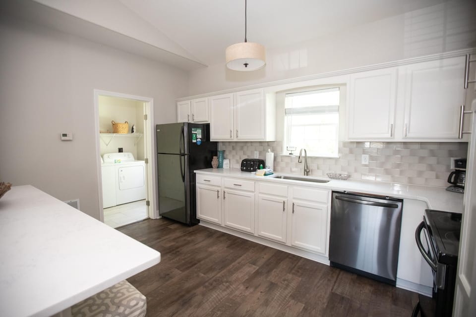 House, Multiple Beds (Sunset Shenanigans) | Private kitchen | Oven, toaster