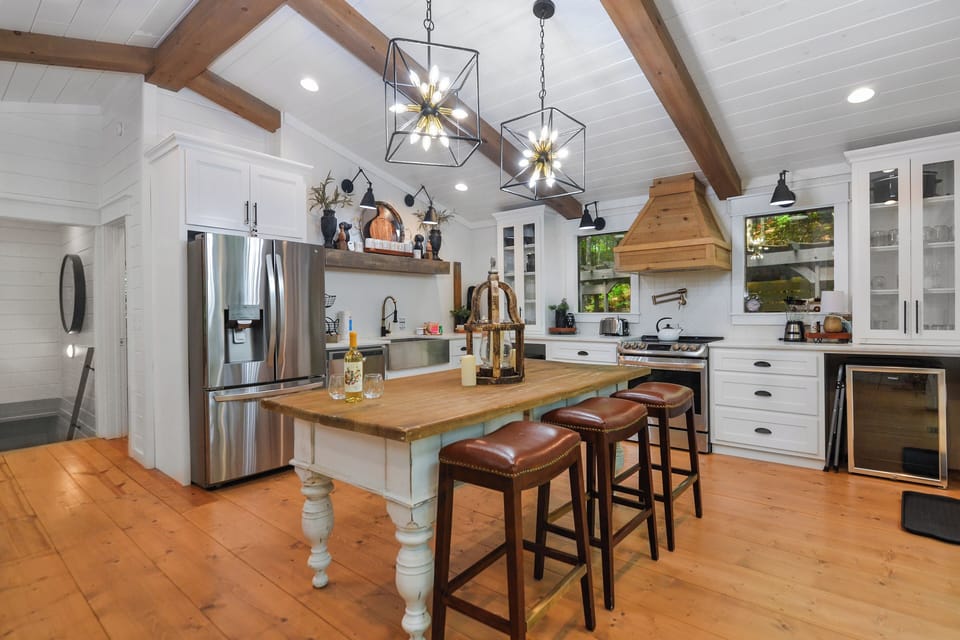 Fully stocked Kitchen w/ rustic decor and modern finishes