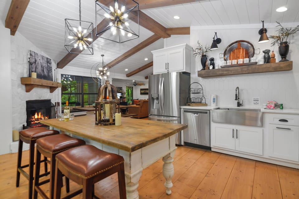 fully stocked Kitchen with all your cooking essentials 