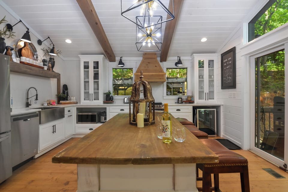 Large open Kitchen with island and plenty of cooking space