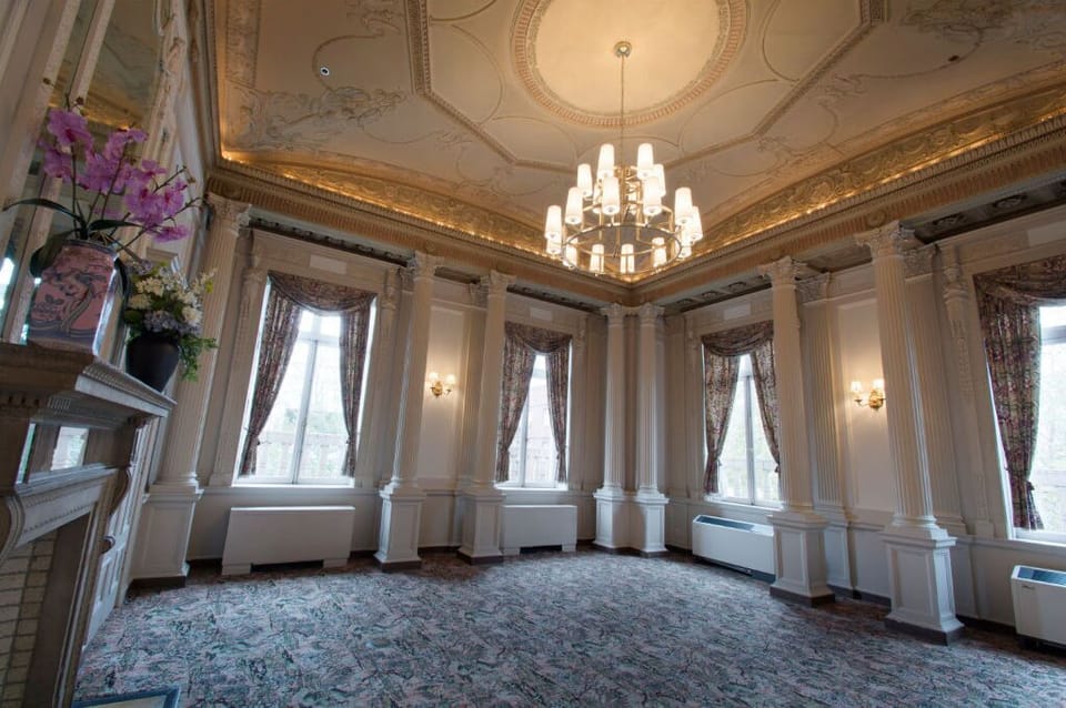 Hold successful meetings in this sophisticated space with ornate ceilings, elegant chandeliers, and ample natural light.