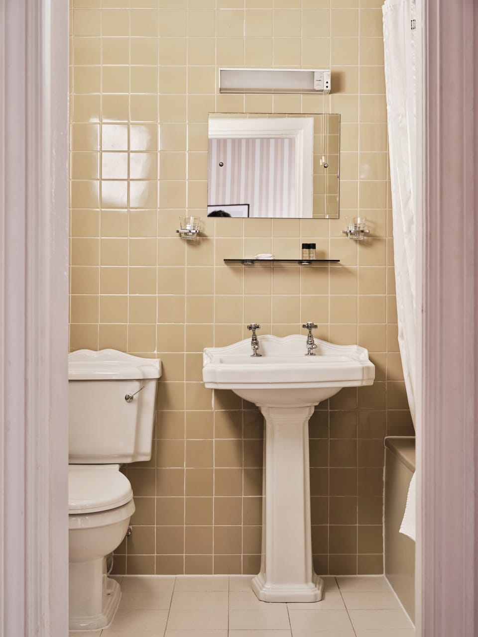 Combined shower/tub, free toiletries, hair dryer, towels