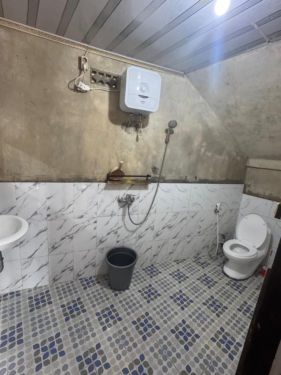 Standard Room, Terrace | Bathroom | Shower, hydromassage showerhead, bidet, towels