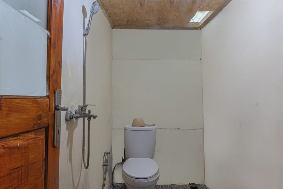 Standard Room, Terrace | Bathroom | Shower, hydromassage showerhead, bidet, towels