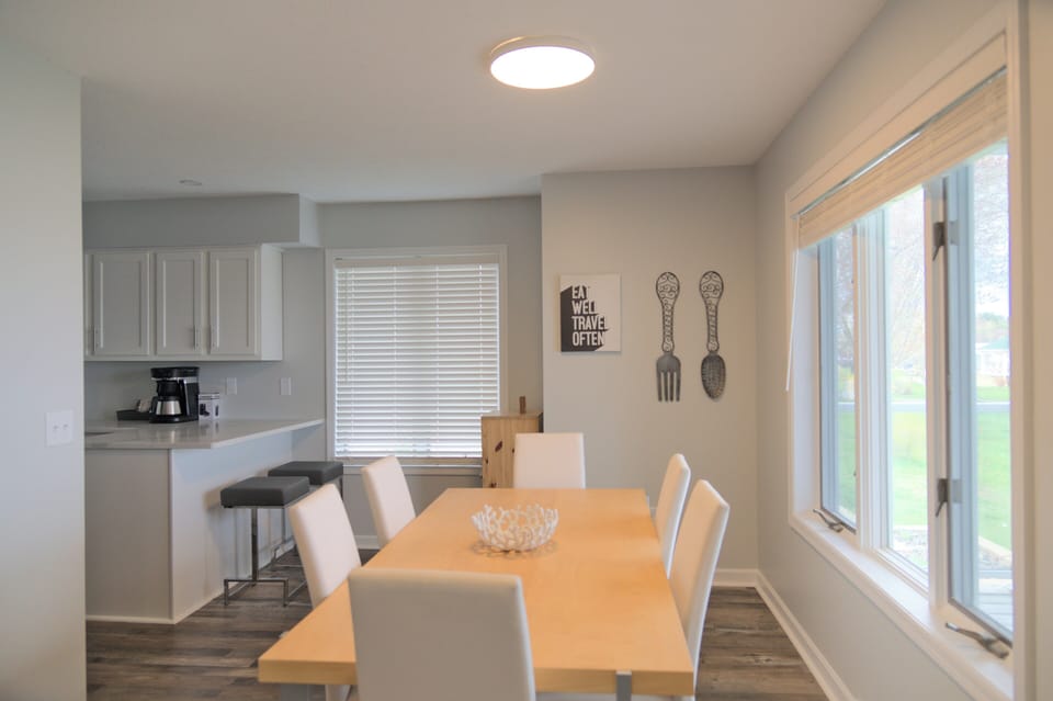 Good news: you can eat your meals with gorgeous natural light (not to mention that lake view).