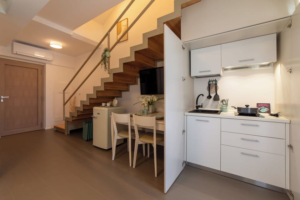 Exclusive Quadruple Room, Pool View | Private kitchenette