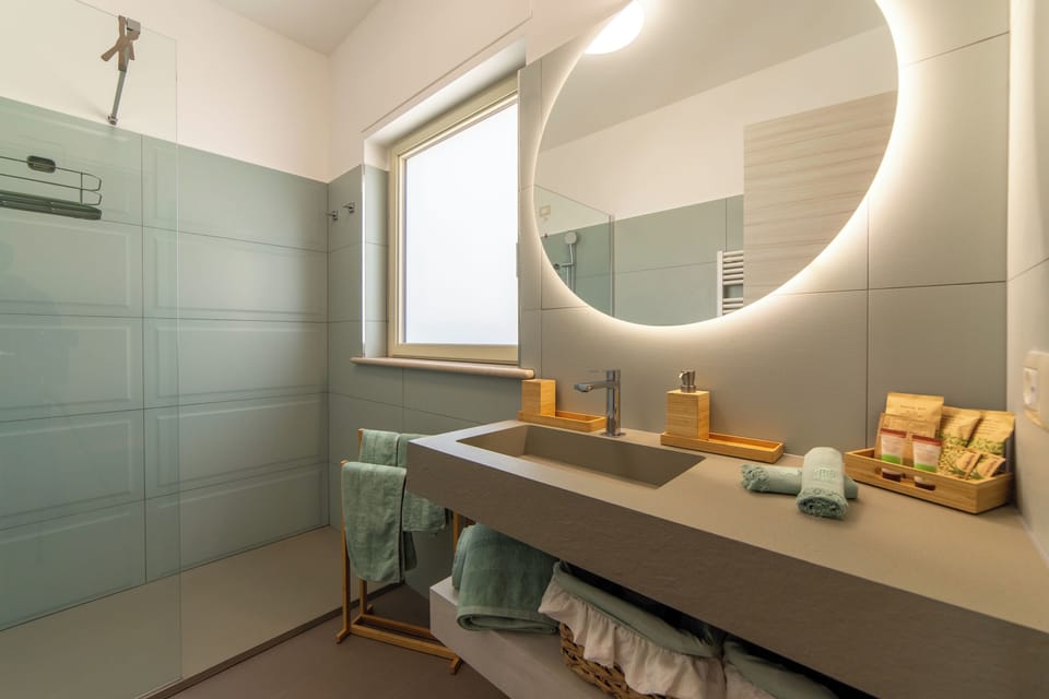 Exclusive Quadruple Room, Pool View | Bathroom shower