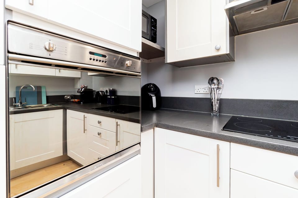 kitchen and cooker
Fully equipped kitchen with a versatile cooker, ideal for preparing delicious meals during your stay. Everything you need to cook with ease and convenience.