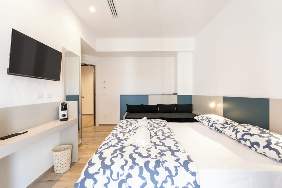 Superior Triple Room | Desk, soundproofing, iron/ironing board, free WiFi