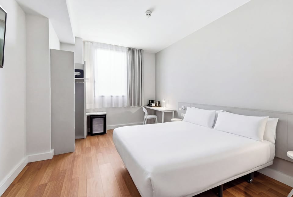 Deluxe Double Room | Minibar, in-room safe, desk, soundproofing