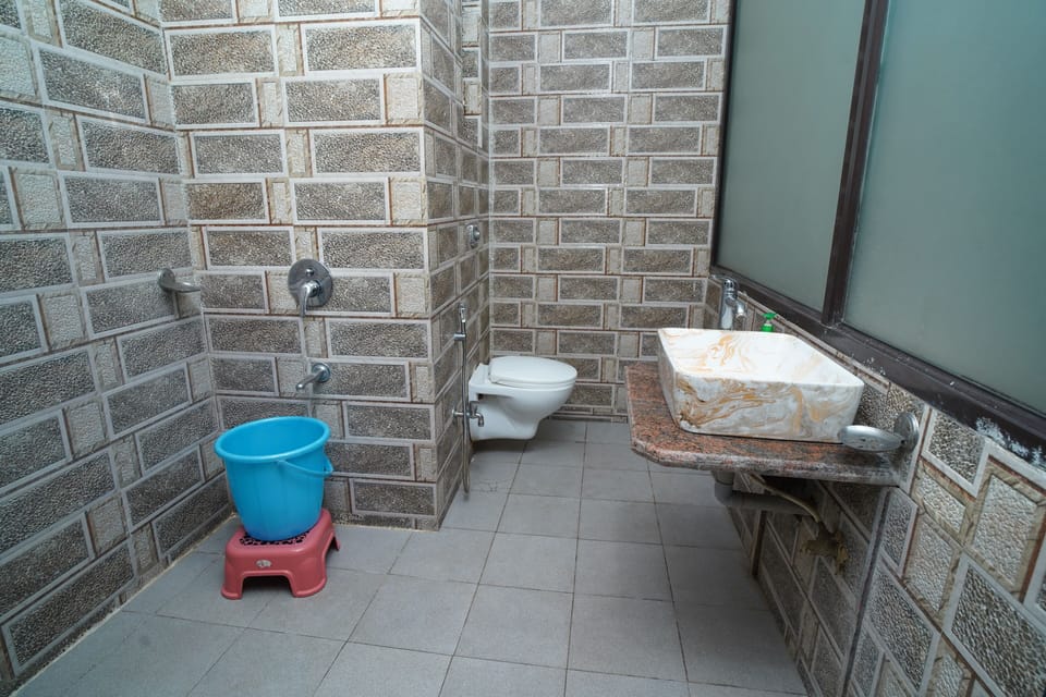 Luxury Suite | Bathroom | Free toiletries, towels, soap, toilet paper