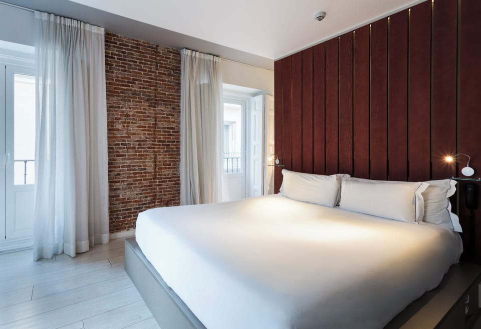 Premium Double Room | In-room safe, soundproofing, iron/ironing board, free WiFi