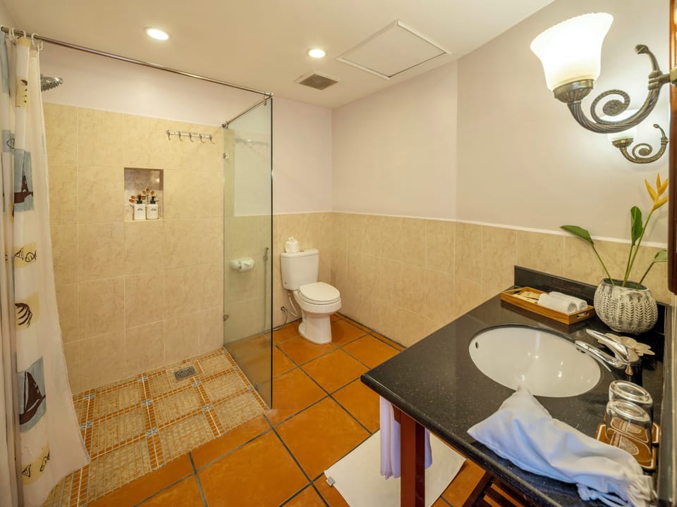 Shower, rainfall showerhead, free toiletries, hair dryer