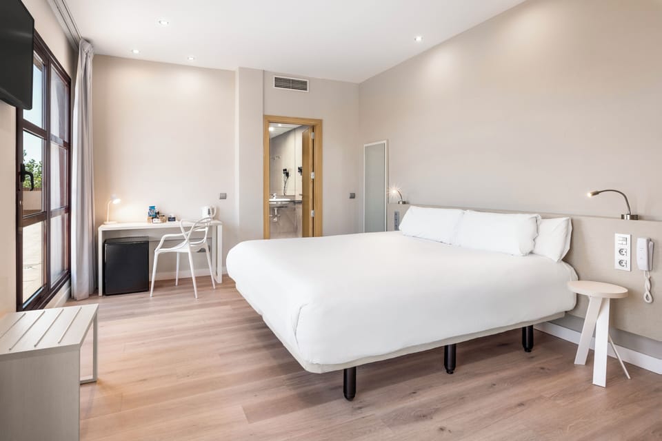 Suite | In-room safe, desk, iron/ironing board, free WiFi