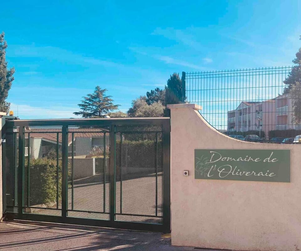 La résidence est clôturée et sécurisée, offrant un cadre de bon standing avec un portail électrique pour assurer la sécurité des occupants et garantir la tranquillité.Lm sud Conciergerie Montpellier