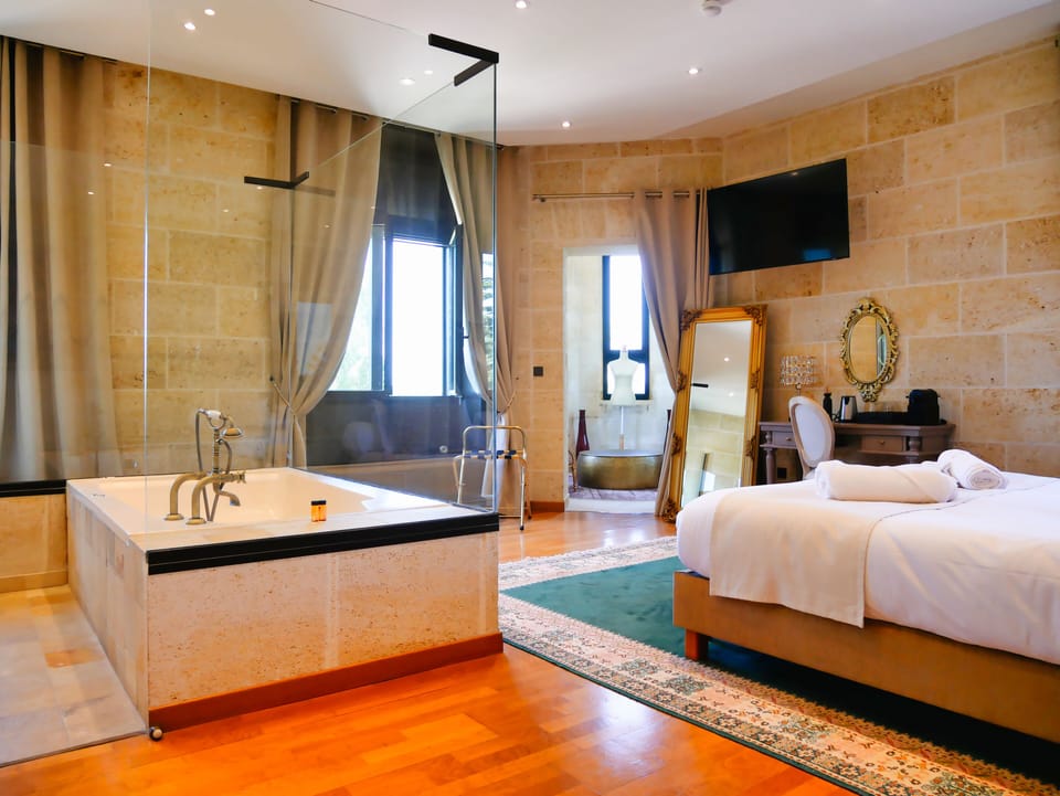 Honeymoon Double Room | In-room safe, iron/ironing board, free WiFi, bed sheets