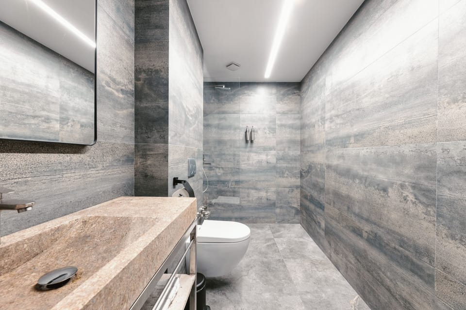 Suite Room with Balcony | Bathroom | Shower, rainfall showerhead, free toiletries, hair dryer