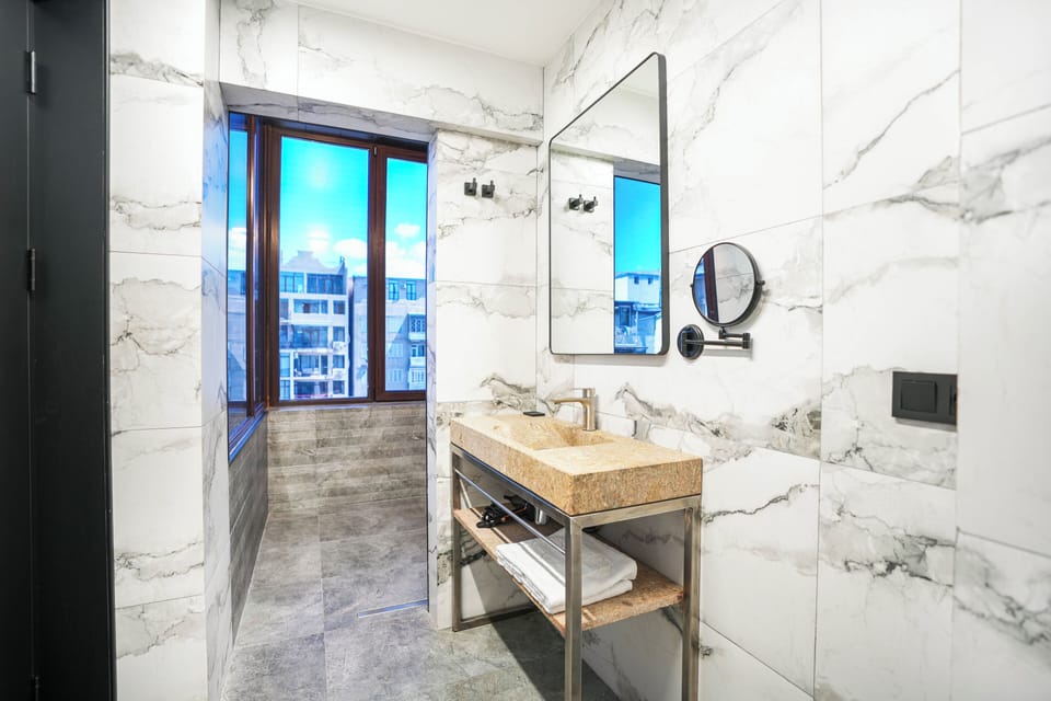 Superior Twin Room | Bathroom | Shower, rainfall showerhead, free toiletries, hair dryer