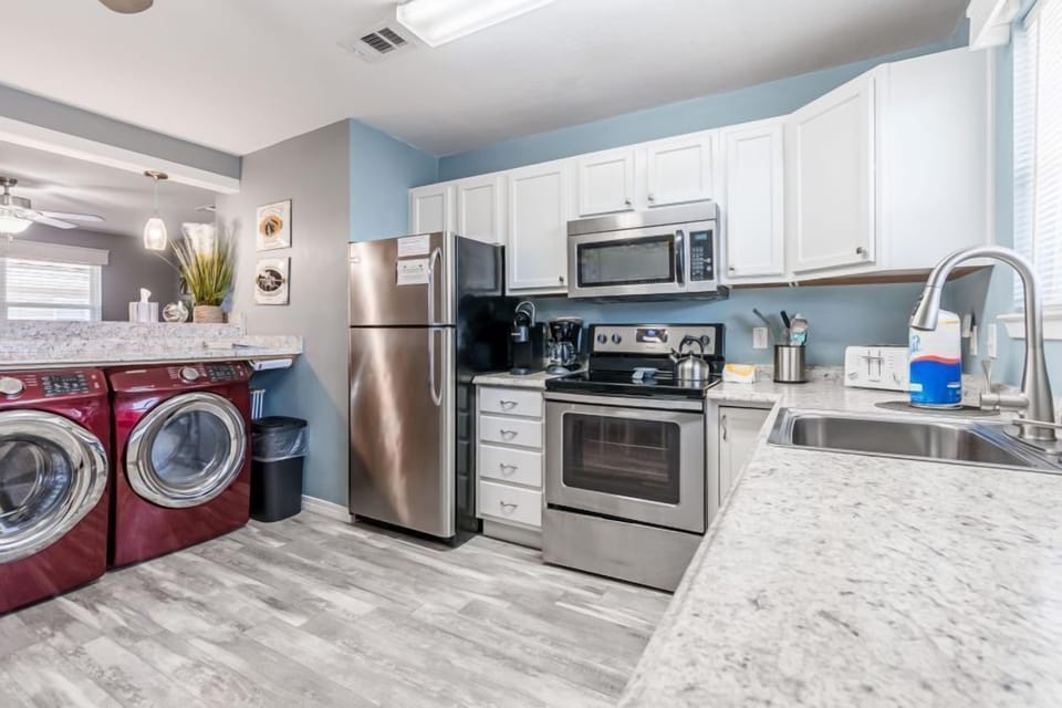 Gulf View 19 Full Kitchen & Laundry with Full Size Washer + Dryer