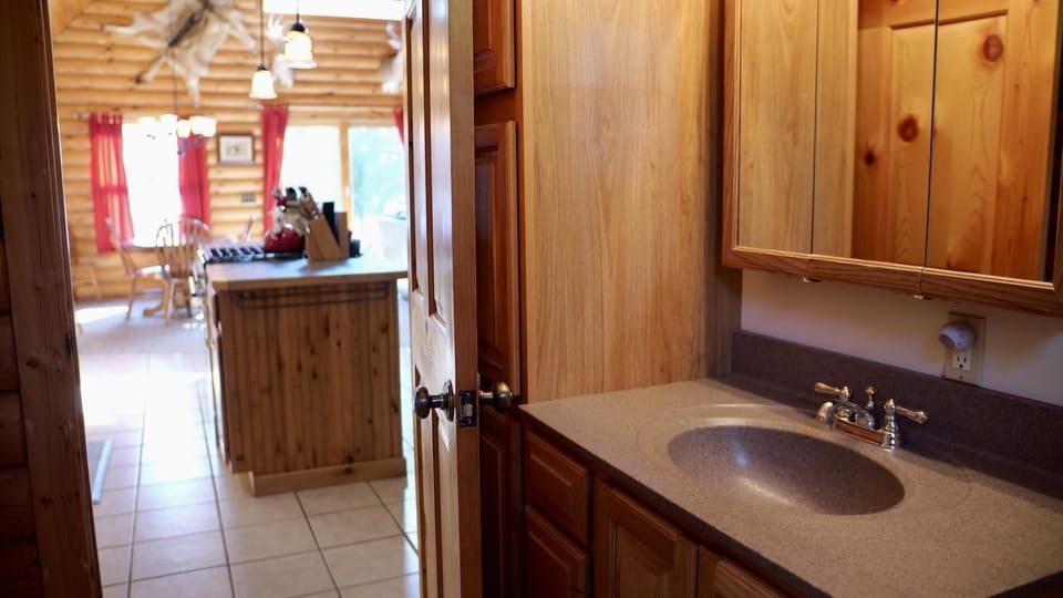 Bass Cove Cottage on Drummond Island (2429)