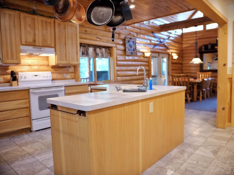 Paw Point Lodge on Drummond Island (3650)