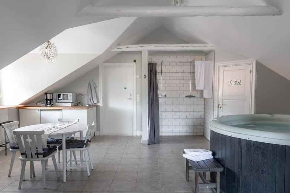 Superior Suite, 1 Bedroom, Hot Tub, Garden Area | Individually decorated, individually furnished, free WiFi, bed sheets