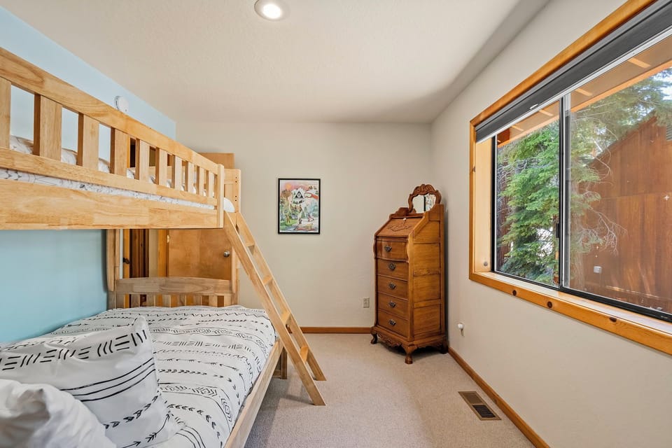 Main Floor  Bunk Bed 2, Sleeps 3
