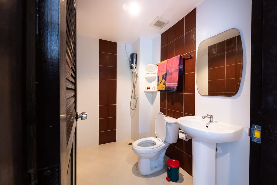 Superior Room | Bathroom | Shower, free toiletries, bidet, towels